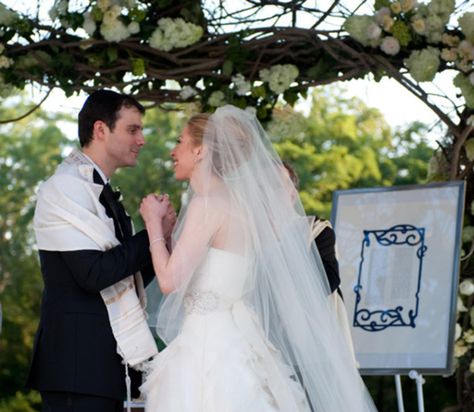 Wedding Vows, V Neck Wedding Dress, Chelsea Clinton Wedding, Celebrity Wedding Hair, Interfaith Wedding, Chelsea Clinton, Alternative Bouquet, Wedding News, Jewish Wedding