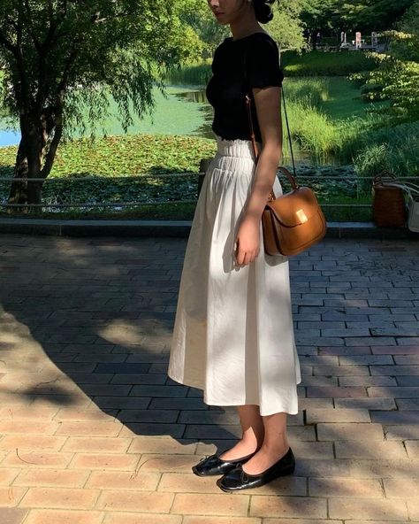 Work Uniform Aesthetic, Classy Long Skirt Outfits, Uniqlo Summer Outfit, Nancy Meyers Outfits, Summer Conservative Outfits, 90s Midi Skirt Outfit, Modern Cottage Core Outfit, Korean Minimalist Outfit, Minimalist Chic Outfit