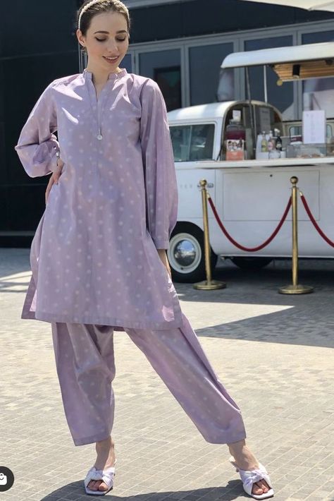 Summer Eastern Outfits, Simple Kurtas Woman, Casual Shalwar Kameez Designs For Women, Cotton Shalwar Kameez Pakistani, Short Frock With Shalwar, Simple Kameez Shalwar, Aesthetic Kurta Women, Casual Pakistani Suits, Pakistani Daily Wear Suits