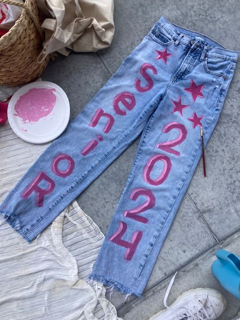 Graduation Memories Ideas, Senior Jeans Ideas High Schools, Homecoming Jeans Ideas, Senior Jeans Painted, Senior Painted Jeans, Senior Tshirts, Senior Year Planning, Senior Year Diy, Senior Jeans