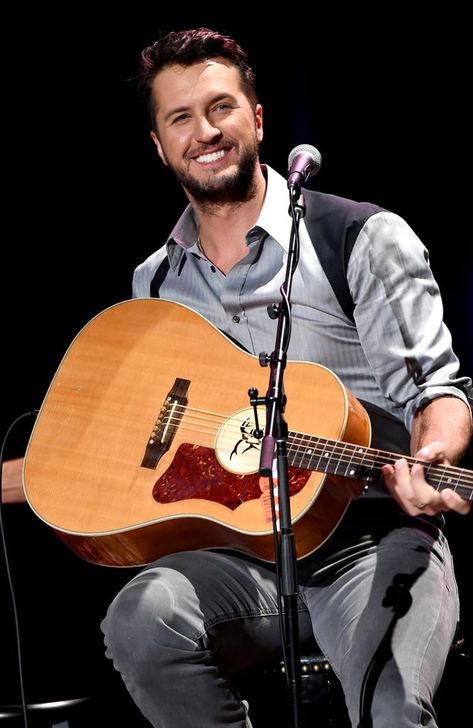 Sexy Luke Bryan Pictures Playlist Country, Songs Country, Wallpaper Country, Country Music Playlist, Luke Bryan Hot, Country Music Festival Outfits, Luke Bryan Fan, Quotes Country, Male Country Singers