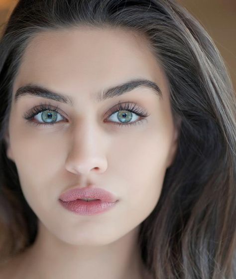 Turkish model & actress - Amine Gülşe.  Her eyes are the color of bismuth crystals and are mesmerizing. Beautiful Female Celebrities, Turkish Women Beautiful, Turkish Women, Most Beautiful Eyes, Turkish Beauty, Beautiful Lips, Most Beautiful Faces, Brunette Beauty, Beauty Face