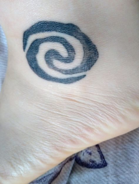 Moana, heart of Te Fiti tattoo Moana Heart Of Te Fiti Tattoo, Heart Of Te Fiti Tattoo, Te Fiti Tattoo, Moana Symbol, Moana Tattoos Ideas, Moana Heart Of Te Fiti, Disney Thigh Tattoo, Moana Tattoos, Disney Tattoos Small