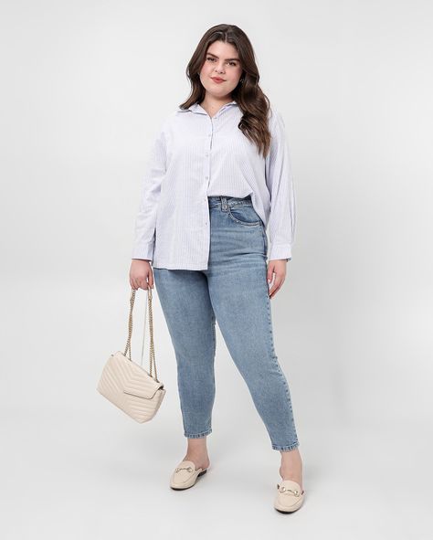 A Cal�a jeans plus size feminina skinny denim claro | Pool Jeans � sin�nimo de estilo para compor o seu look. Feita de algod�o e elastano, a cal�a possui modelagem skinny, valoriza o nosso corpo, possui os tradicionais bolsos laterais e posteriores e mega f�cil de investir em combina��es. Combine com uma blusa e arrase! Caracter�sticas: Marca: Pool Jeans Algod�o 98%; Elastano 2% Forro: Poli�ster 50%; Algod�o 50% Skinny C�s com passantes Bolsos Fechamento por z�per e bot�o Barra tradicional Medidas da modelo: altura: 1,68m; busto: 82cm; cintura: 59cm; quadril: 88cm. Modelo est� vestindo: 48 Democr�ticas e pr�ticas na hora de se vestir, as pe�as jeans s�o nossas queridinhas do dia a dia para compor looks de acordo com nosso estilo e corpo. De origem francesa produzida a favor dos trabalhador Plus Size, Jeans Claro, Jeans Plus Size, Looks Plus Size, Plus Size Jeans