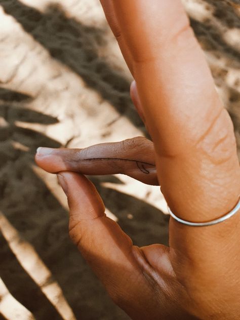 Subtle Beach Tattoo, Dainty Surf Tattoo, Soul Surfer Tattoo, Beach Hand Tattoo, Beachy Finger Tattoos, Surfboard Fin Tattoo, Minimalist Surfboard Tattoo, Surfer Henna, Paddle Boarding Tattoo Ideas