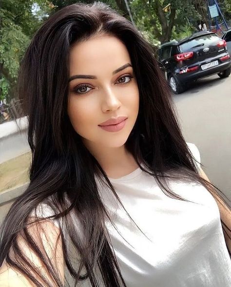 HOOD RATZ... - Wow Gallery Brunette Hair, Rambut Brunette, Brunette Models, Business Hairstyles, 짧은 머리, Long Black Hair, Beautiful Women Faces, Brunette Girl, Hair Color Trends