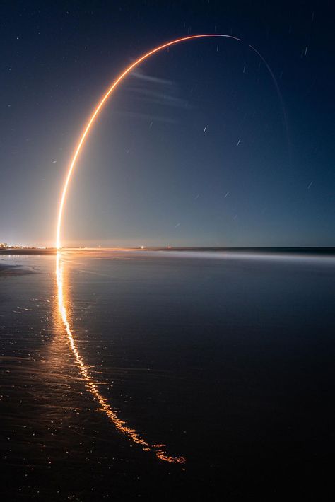 Long Exposure Photograph I Captured Of Yesterday’s Spacex Launch And Its Reflection Along The Shoreline Of The Atlantic Ocean Spacex Rocket, Spacex Launch, Rasy Koni, Rocket Launch, One Word Art, Wallpaper Animes, Photo New, To Infinity And Beyond, Long Exposure