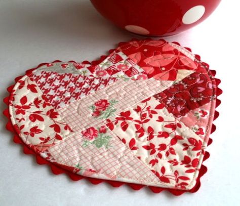 Valentine Mug Rug Valentines Bricolage, Mug Rug Patterns, Valentine Projects, Valentines Mugs, Diy Valentines Crafts, Heart Crafts, Heart Quilt, Mini Quilts, Small Quilts