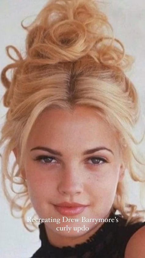 90s Updo, Drew Barrymore Hair, Drew Barrymore 90s, Bangs Updo, Blonde Hair With Bangs, Curly Updo, Hair Bun Tutorial, Romantic Hairstyles, 90s Hairstyles