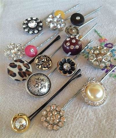 What I don't want it to look like Vintage Jewellery Crafts, Old Jewelry ... Shank Button Jewelry, Cute Bobby Pins, Ruby Mae, Pins Diy, Pretty Buttons, Old Jewelry Crafts, Costume Jewelry Crafts, Vintage Jewelry Diy, Vintage Jewelry Ideas