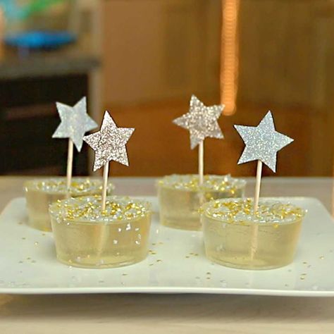 Christmas Jelly Shots, Holiday Jello Shots, Christmas Jello Shots, Champagne Jello, Champagne Jello Shots, Champagne Margaritas, Jelly Shots, Jello Shot Recipes, Cocktails To Try