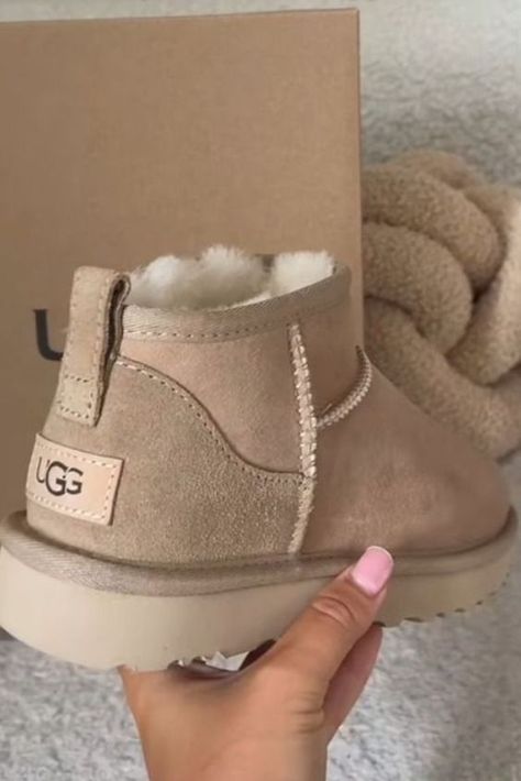 Preppy Winter Shoes, Vanilla Girl Christmas List, Vanilla Girl Shoes, Mini Uggs Boots Outfit, Winter Boots Aesthetic, Mini Uggs Boots, Ugg Boots Aesthetic, Uggs Mini Boots Outfit, Winter Shoes 2022