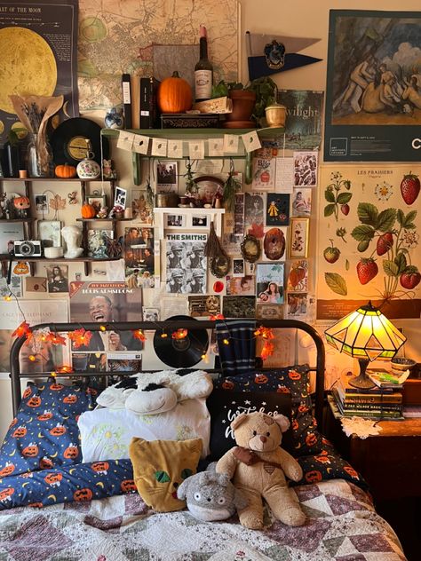 Things To Put On Blank Walls Bedroom, Tumblr Room 2014, Room Inspo Cluttercore, Crunchy Bedroom, Gen Z Maximalism, 90s Dorm Room, Fabric On Ceiling, Cozy Maximalism Bedroom, Maximalist Dorm Room