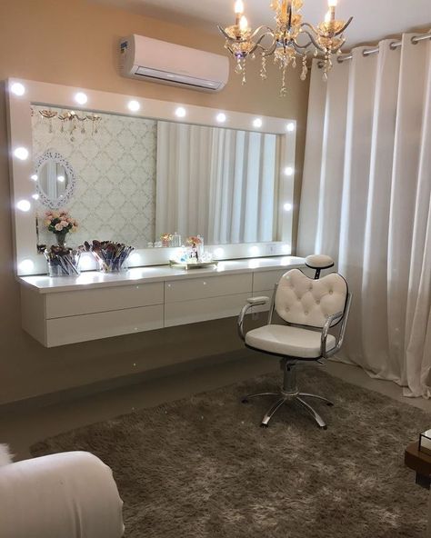 Basement Makeup Studio, Makeup Artist Room Ideas, Makeup Studio Ideas, Parlour Design, Beauty Shop Decor, Makeup Studio Decor, Makeover Studio, Beauty Room Salon, Salon Suites Decor