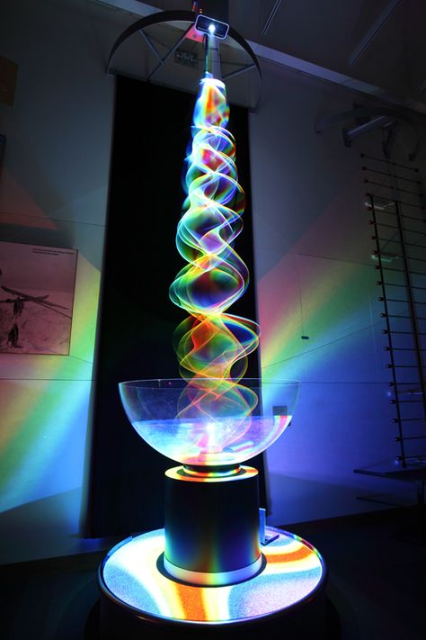 Spectrum of Colors Revealed Through Lit String Vibrations - My Modern Metropolis Kinetic Art, Charcoal Drawings, Illusion Kunst, Kinetic Light, H.r. Giger, Instalation Art, Satisfying Pictures, Kinetic Sculpture, Light Sculpture