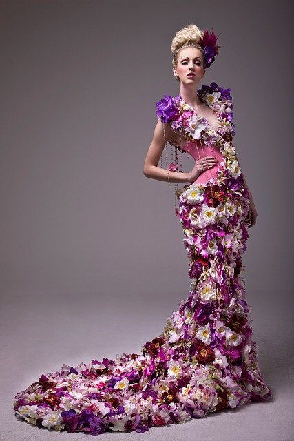 WOW! Look at this amazing dress, made of flowers! Seriously...breathtaking! Mode Prints, Flower Dress, Floral Fashion, Beauty And Fashion, Fantasy Fashion, Flower Fashion, Fesyen Wanita, Flower Dresses, Beautiful Gowns