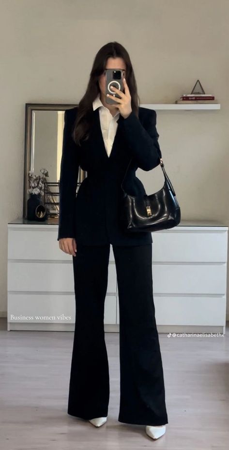 Lawyer Inspired Outfits, Black Trousers And Heels Outfit, Business Outfits For Women Aesthetic, Winter Lawyer Outfit, Law Assistant Outfits, Mun Conference Outfits Women, Black Sophisticated Outfits, Rich Business Woman Outfits, Female Corporate Fashion