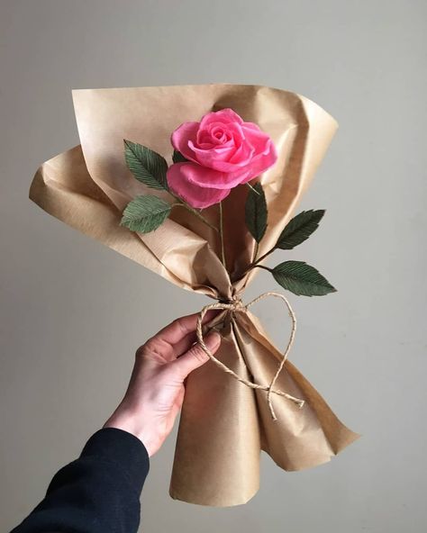 #marchmeetthemaker DAY 2 Wrap Flowers In Paper, Single Rose Bouquet, Paper Flower Rose, Single Flower Bouquet, Presente Diy, Valentines For Singles, Simple Snowflake, Handmade Bouquets, Flower Bar