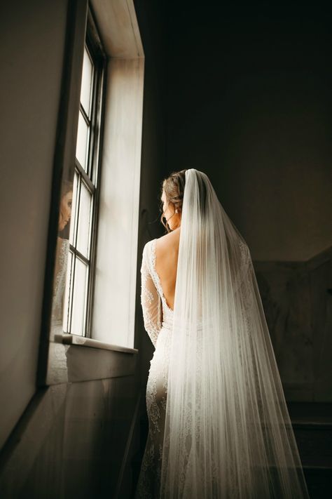 Inside Bridal Portraits, Bride Veil Photography, Bride Window Photography, Wedding Photo Ideas Inside, Wedding Photo Stairs, Wedding Photos On Stairs, Inside Wedding Photos, Bridals Photo Ideas, Bride On Stairs
