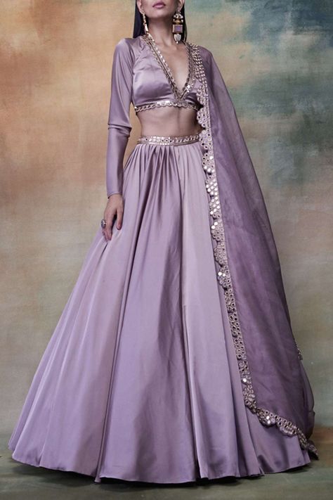 Indian Wedding Lengha, भारतीय दुल्हन संबंधी, डिजाइनर कपड़े, Purple Lehenga, Satin Lehenga, Mira Duma, Lehenga Choli Designs, Indian Bridesmaid Dresses, Simple Lehenga