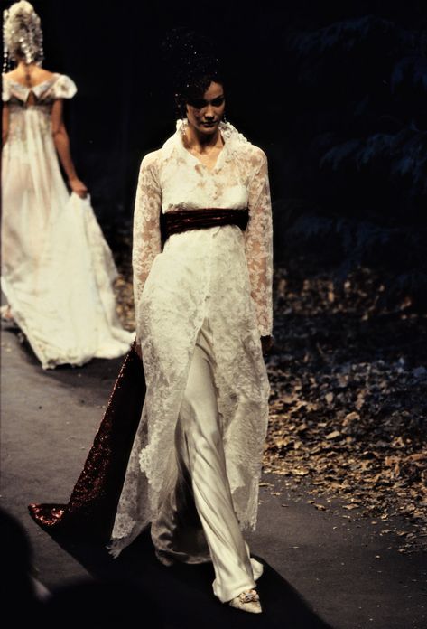 Givenchy Fall 1996 Couture Collection - Vogue Couture, Haute Couture, Givenchy 1950s, Christian Dior Couture Vintage, Givenchy Fashion, Givenchy Couture, Vintage Fashion 1950s, Original Supermodels, Fashion 1950s