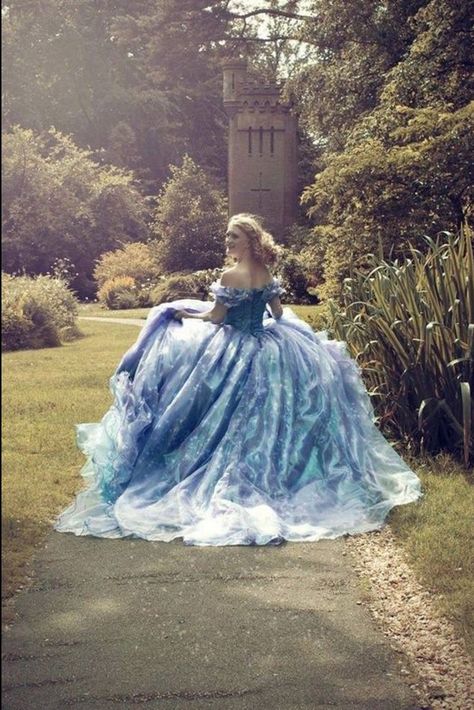 Embedded image Sukienki Maksi, Fantasy Dresses, Fairytale Dress, Gorgeous Gowns, Beautiful Gowns, Fancy Dresses, Belle Photo, Dream Dress, Princess Dress