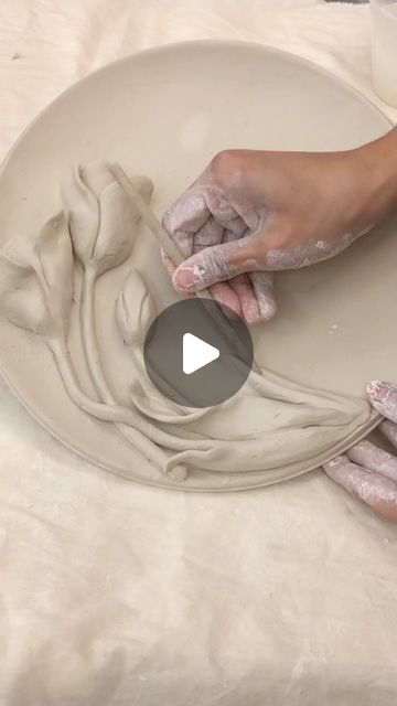 How To Make A Clay Tray, Making Clay Flowers, Ceramics Texture Ideas, Clay Slab Projects, Ceramic Flowers How To Make, Flower Clay Art, Sgrafitto Ceramics, Mouldit Clay Art, Plate Clay