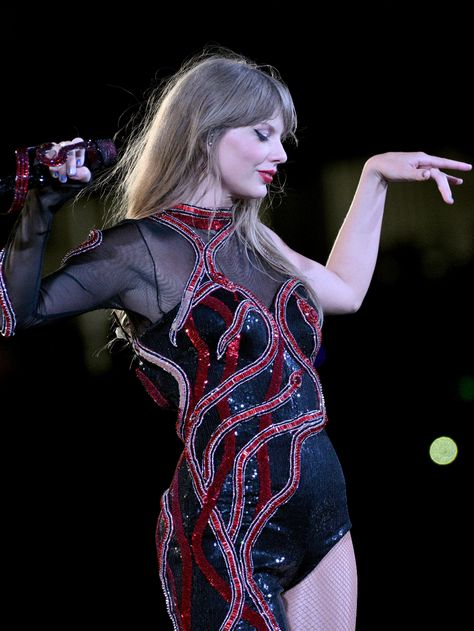 (1) Bookmarks / X Rep Tv, Taylor Swift Fotos, Tied Dress, Arrowhead Stadium, Buzzfeed Quiz, Reputation Era, Taylor Swift Cute, Swift Tour, Estilo Taylor Swift