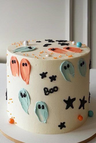 Oct 18, 2019 - What can be more fun than Halloween treats? Cupcakes, cakes, cookies, and other scary and delicious desserts are presented here for your inspiration. Halloween Torte, Pasteles Halloween, Deco Cupcake, Bolo Halloween, Halloween Fest, Decoration Patisserie, Halloween Baking, Spooky Szn, Halloween Cake