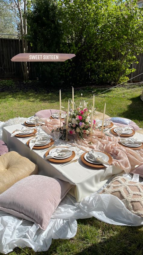 Back Garden Birthday Party, Table Picnic Ideas, Birthday Picture Area Ideas, Spring Picnic Set Up, Pastel Picnic Table, Picnic Tea Party Ideas, Sweet 16 Picknick, Garden Brunch Aesthetic, Picnic Brunch Birthday Party