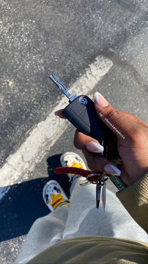 New Car Keys Picture, Car Keys Black Woman, Getting Permit Aesthetic, Holding Car Keys Aesthetic, Black Girls Driving Aesthetic, Black Women Driving Aesthetic, 2024 Vision Board Car, First Car Black Woman, Vision Board Car Keys