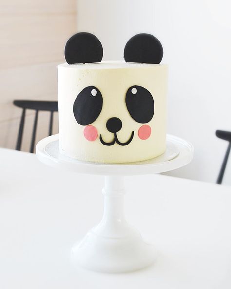 15 Panda Cake Ideas That Are Absolutely Beautiful Panda First Birthday Cake, Panda Face Cake, Fondant Cakes Ideas, Panda Cake Ideas, Panda Theme Cake, Simple Fondant Cake, Graduation Cake Ideas, Panda Bear Cake, Panda Birthday Cake