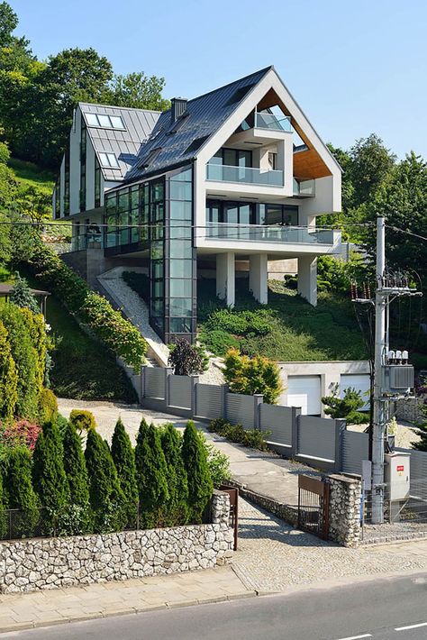 A House On A Slope Connects To Its Surroundings Through A Glass Elevator Krakow, House On Hillside, Houses On Slopes, House On Slope, Slope House, Home Designs Exterior, Hillside House, House Architecture Design, Modern House Exterior