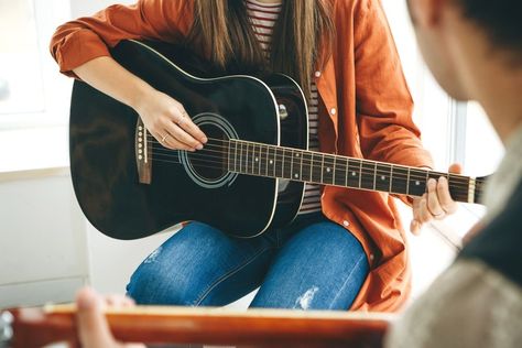 girl-learning-to-play-guitar Learn Guitar Songs, Online Guitar Lessons, Learn To Play Guitar, Teaching Style, Guitar Tips, Guitar Case, Online Lessons, Product Recommendations, Guitar Strings