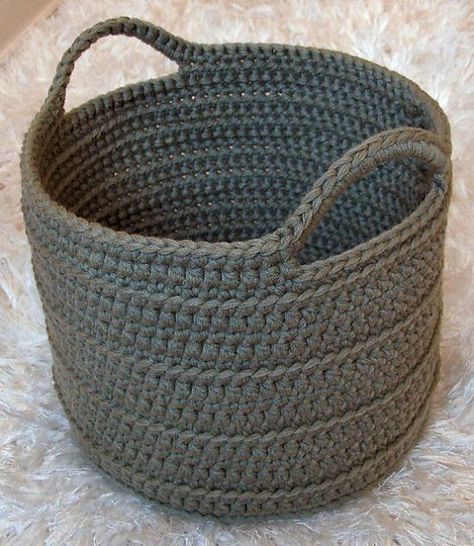 Large Crochet Basket Pattern Free, Crochet Basket Tutorial, Basket Collection, Floor Baskets, Crochet Storage Baskets, Crochet Basket Pattern Free, Confection Au Crochet, Crochet Baskets, Crochet Storage