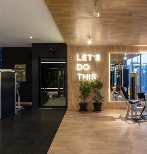 House Gym Aesthetic, In Home Gym Luxury, Modern At Home Gym, Group Fitness Room Design, Exercise Studio Design, Private Gym Studio, Gym Lounge Design, Modern Gym Design Interior, Physio Gym Design