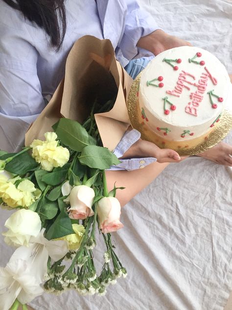 Cake and flower aesthetic Birthday Cake Flowers, Aesthetic Birthday Cake, Aesthetic Birthday, Cake Flowers, Birthday Posts, Birthday Photography, Korean Aesthetic, Birthday Pictures, Birthday Photoshoot