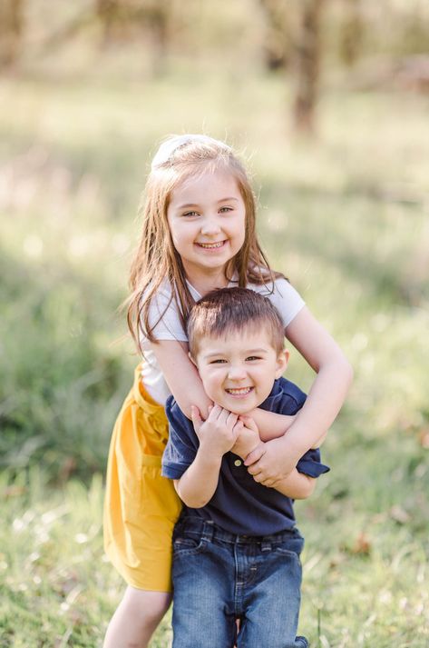 Brother And Sister Photo Ideas, Sister Photo Ideas, Brother And Sister Photo, Sisters Photography Poses, Brother Sister Poses, Brother Sister Photography, Brother Sister Photos, Fall Photoshoot Family, Sibling Photo Shoots