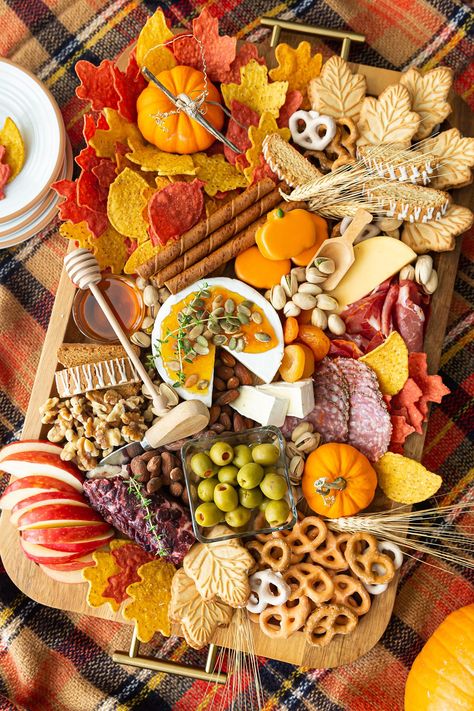 Natal, Orange Foods Charcuterie Board, Fall Chucuttery Board Ideas, Cottage Core Thanksgiving, Fall Themed Charcuterie Board, Fall Brunch Ideas, November Food, Thanksgiving Charcuterie Board, Pumpkin Spread