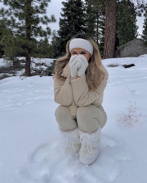 moon boots, set active, snow day, white fur snow boots, neutral outfit, neutral snow outfit Mode Au Ski, Vinter Mode Outfits, Snow Fits, Winter Princess, Mode Grunge, Mode Zara, Ski Outfit, Snow Trip, Winter Photoshoot