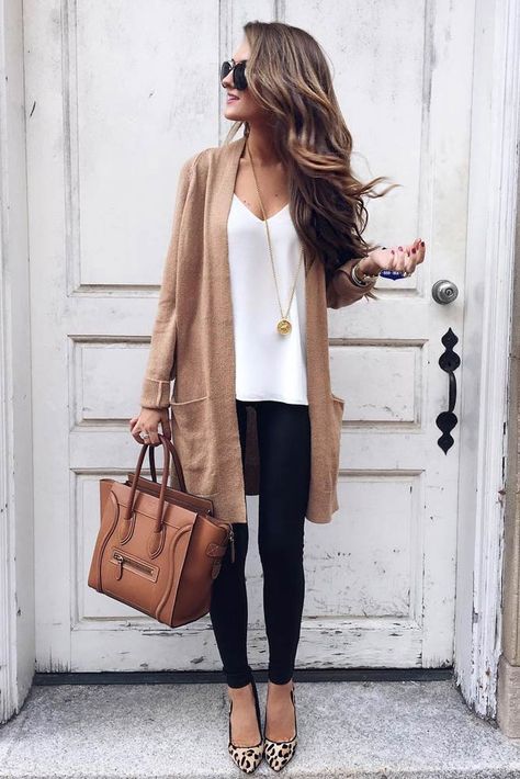 Casual outfits are the most common guests in practically all cities around the globe. And it is not surprising, as street style is a great combination of taste and beauty Business Casual Outfits, Work Attire, Chique Outfits, Tas Fashion, Mode Casual, Stil Inspiration, Thanksgiving Outfit, 여자 패션, Mode Inspiration