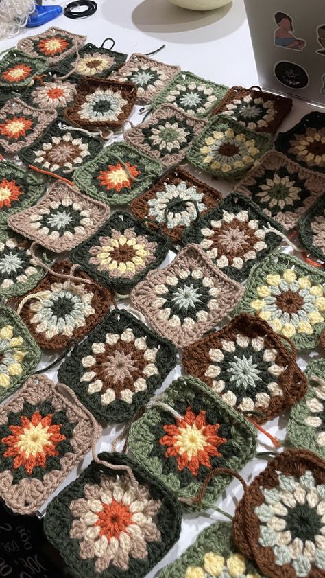 Mismatched Granny Square Blanket, Crochet Earthy Colors, Monstera Granny Square Pattern, Granny Square Brown, Crochet Scrappy Blanket, Interesting Granny Squares, Earth Tone Crochet, Flower Granny Square Crochet Pattern, Easy Granny Square Crochet Pattern