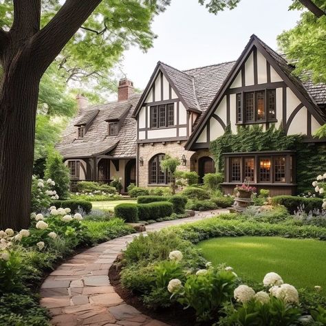 Traditional Tudor House, Old Money Brick House, Small Home With Character, London Style House, Big Cottagecore House, Cottage Core Home Exterior, Cozy Family Home Exterior, Tutor House Exterior, Modern Vintage House Exterior