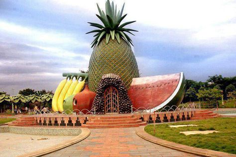 Amazing fruit shaped building Trucage Photo, Fruit House, Crazy Home, Crazy Houses, Unusual Buildings, Unusual Homes, Interesting Buildings, Unique Buildings, Amazing Buildings