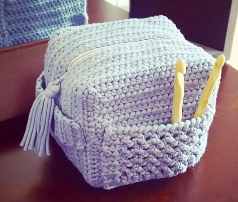 How to crochet a Cosmetic Bag - Free Pattern Cat Coaster Crochet, Crochet Cosmetic Bag, Crochet Phone Case, Coaster Crochet Pattern, Coaster Crochet, Invisible Stitch, Diy Crafts Jewelry, Crochet Coasters, Bag Crochet