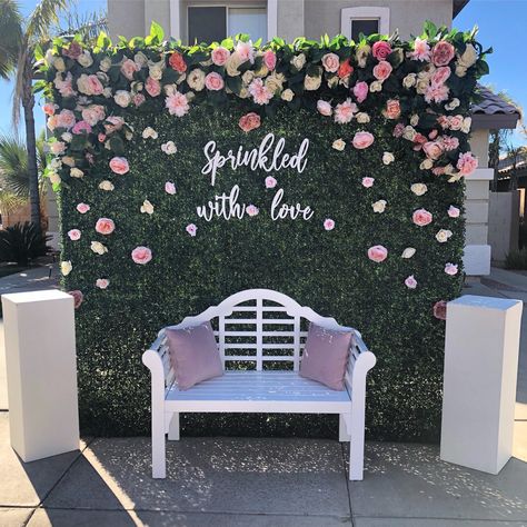 #backdrop #babyshower #flower #baby #babygirl Boxwood Backdrop, Grass Backdrops, Selfie Wall, Decoration Evenementielle, Picture Backdrops, Wedding Background Decoration, Bridal Shower Backdrop, Mothers Day Decor, Flower Wall Backdrop