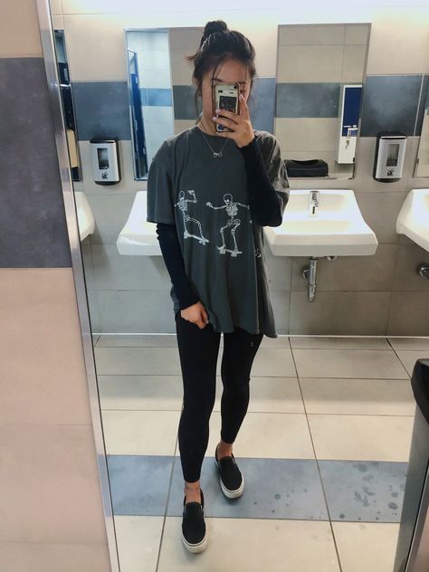 Black Platform Vans, Sweatpants Outfit For School, Oversized Tshirt Outfit, Mode Teenager, Layered Outfit, Look Legging, Outfit Oversize, Fest Outfits, Mode Grunge