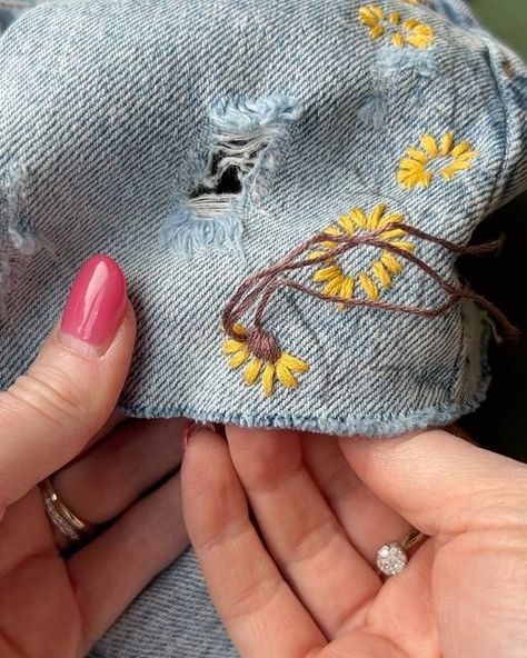 Upcycling, Couture, Patchwork, Embroidery Sweater Diy, Embroidered Jeans Diy, Clothes Embroidery Diy, Embroidery Lessons, Stitch Clothes, Embroidery Sweater