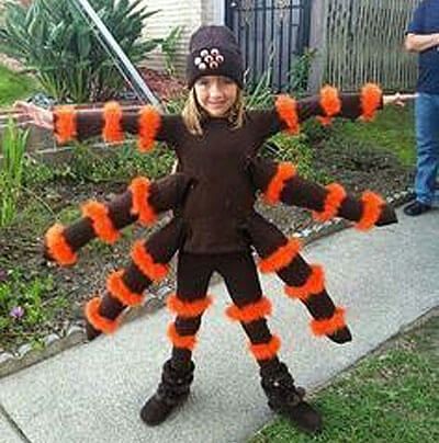 Halloween Spider Costume from Jill Fitzgibbons, posted onto blog.sfgate.com Spider Costume Kids, Diy Spider Costume, Uses For Pool Noodles, Pool Noodle Halloween, Spider Halloween Costume, Diy Spider, Bug Costume, Halloween Disfraz, Spider Costume