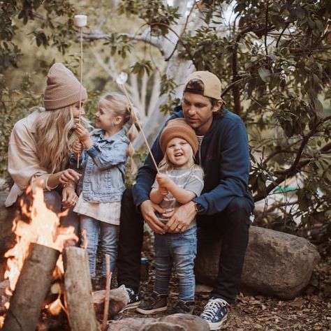 S’mores Family Photos, Real Life Family Photos, Family Pics At The Lake, Smores Photoshoot Family Photos, Camper Family Photos, Outdoor Family Aesthetic, Family Camping Photos, Fireside Photoshoot, Adventure Family Photography